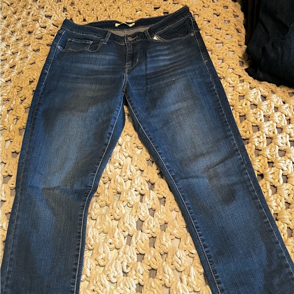 Levi’s classic mid rise skinny jeans
Size 12 med blue wash